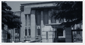 昭和52年　九州芸術工科大学創設時の正門と旧本館