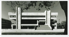 昭和42年竣工　創立50周年記念講堂