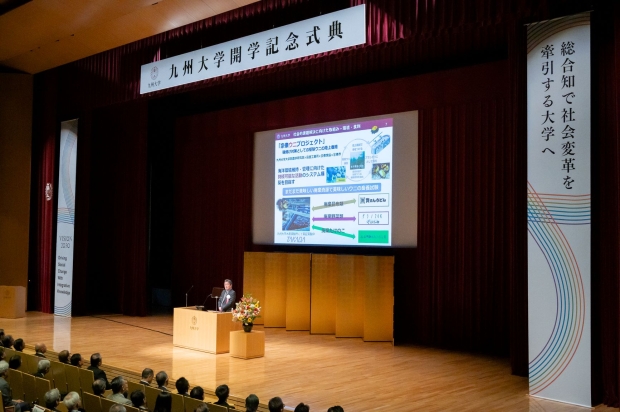 開学記念式典で感謝状の贈呈、紺綬褒章の伝達が行われました