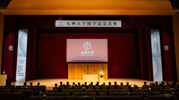 開学記念式典で感謝状の贈呈、紺綬褒章の伝達が行われました